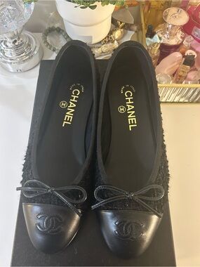 CHANEL Black Tweed & Leather Cap-Toe Ballet Flats with CC Logo
